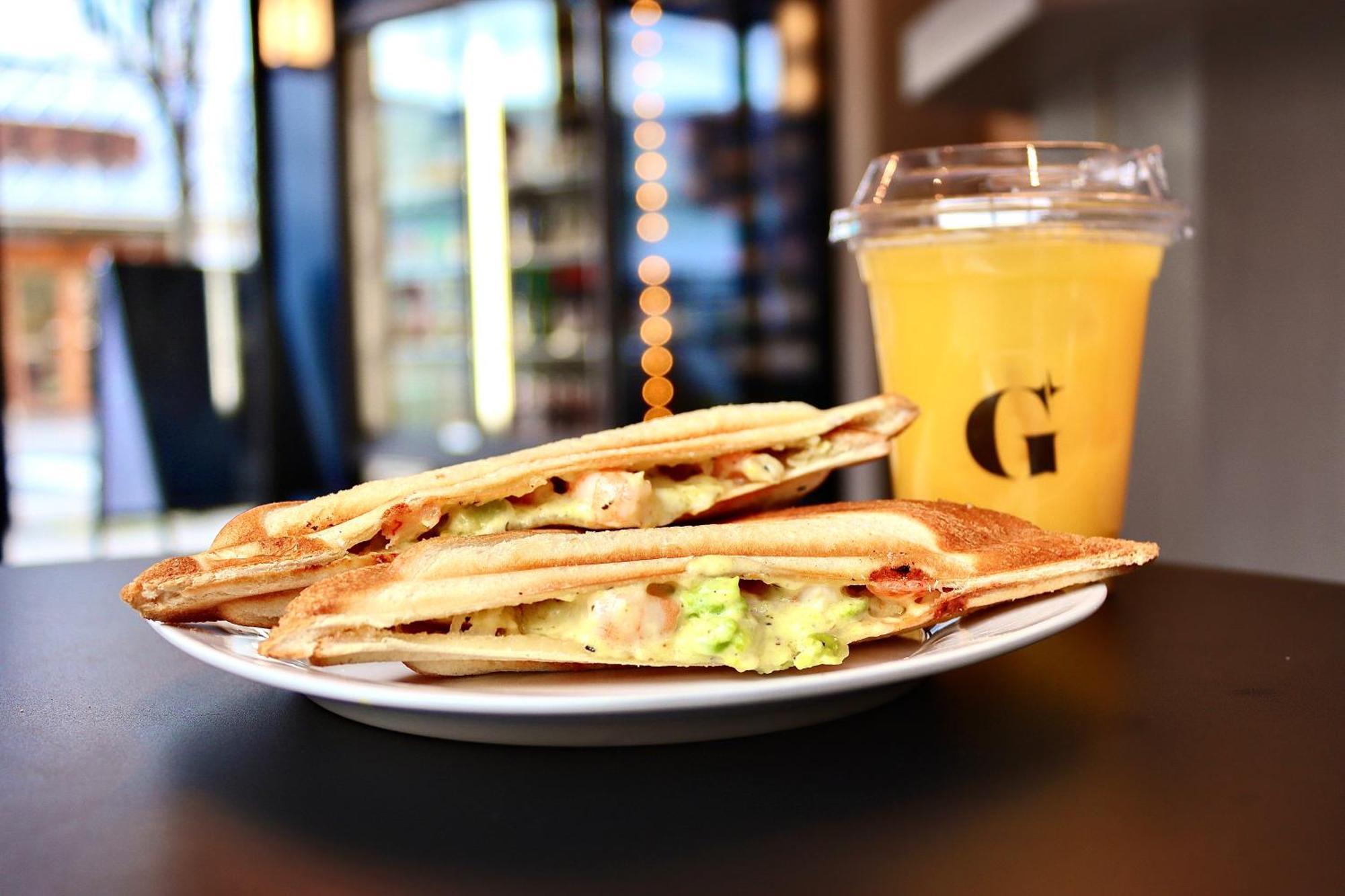 Gems Yufuin Hotel And Spa Cafe Bar Buitenkant foto